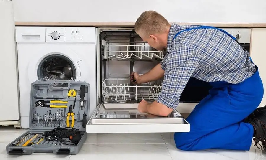 Yunusemre Daikin servisi teknisyen ekibi beyaz eşya tamiri yaparken